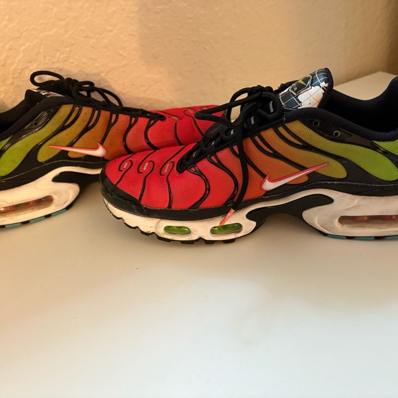 Nike Red and Green Sneakers with Iconic Design - Picture 10 of 16